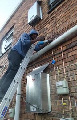 Gas installation with multiple geysers
