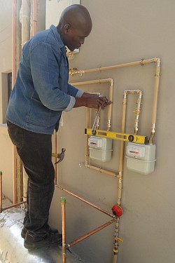 Gas installation for multiple complex units